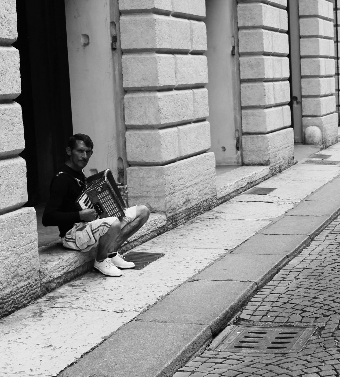 one person, real people, sitting, full length, casual clothing, day, lifestyles, young adult, outdoors, drink, men, building exterior, one man only, musician, adult, people