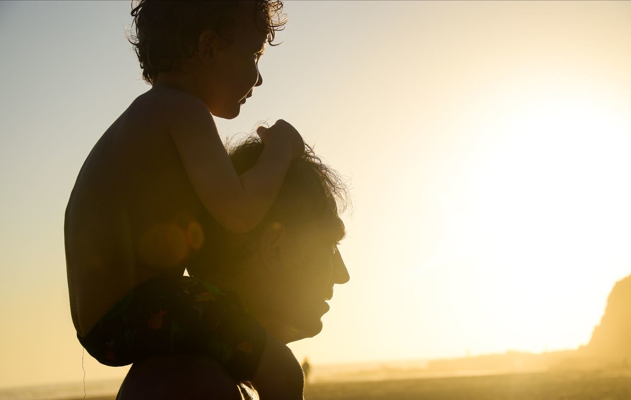 sky, real people, side view, lifestyles, men, people, sunlight, leisure activity, males, sunset, nature, togetherness, two people, adult, young adult, bonding, women, headshot, child, profile view, outdoors