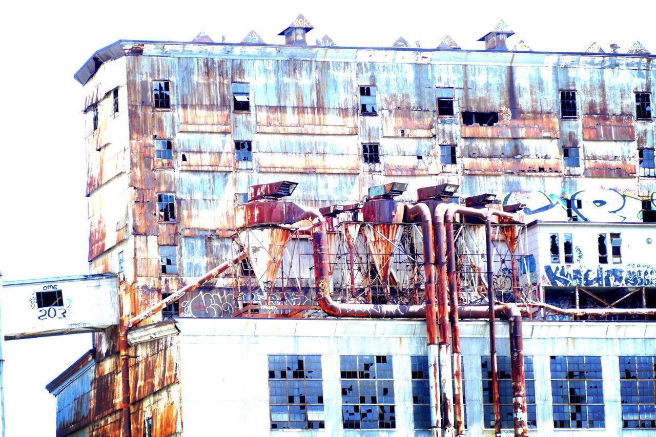 LOW ANGLE VIEW OF BUILDINGS AGAINST SKY