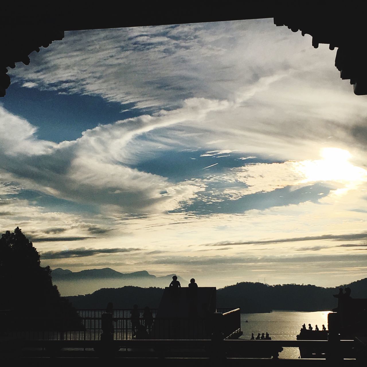 SCENIC VIEW OF LAKE BY SILHOUETTE MOUNTAINS AGAINST SKY