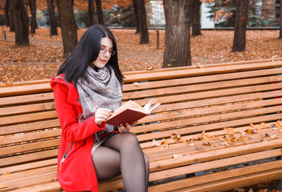 Portrait of a smiling young woman sitting on bench