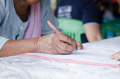 Close-up of woman hand holding paper