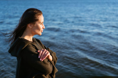 Portrait happy smiling woman on beach. smiling sensual brunette posing