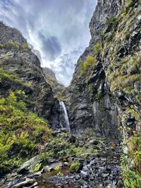 Water falls in the gorge 