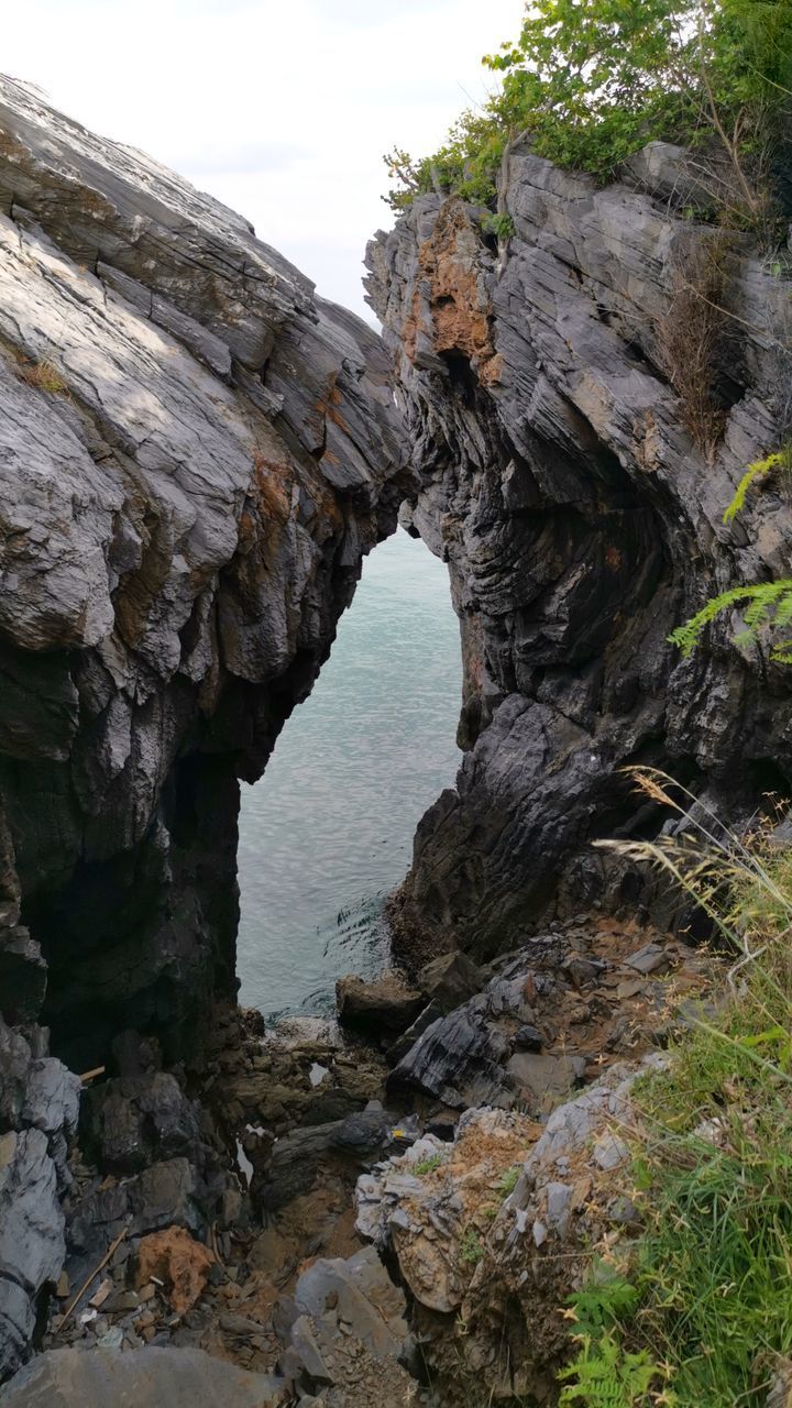 SCENIC VIEW OF ROCK FORMATION AMIDST ROCKS