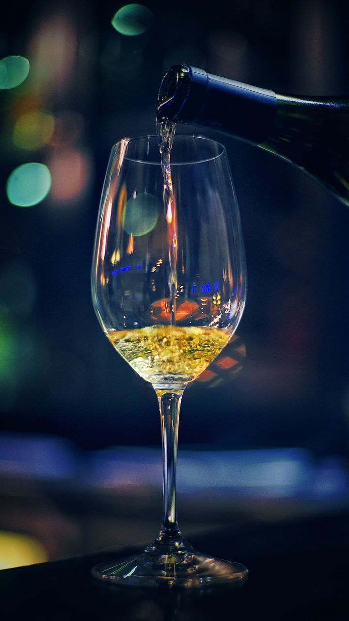 CLOSE-UP OF BEER IN GLASS