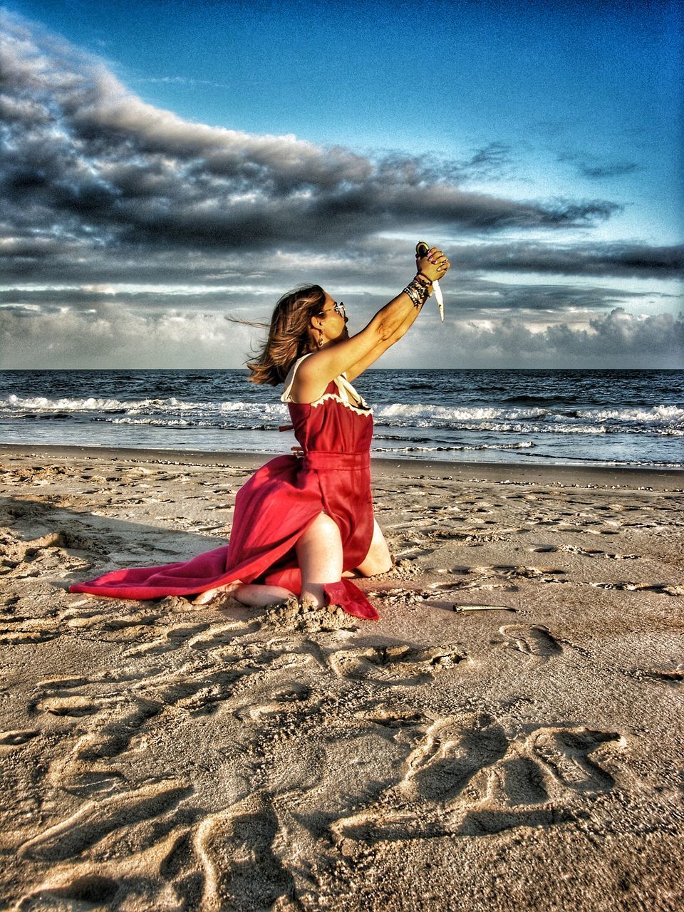 FULL LENGTH OF WOMAN ON BEACH