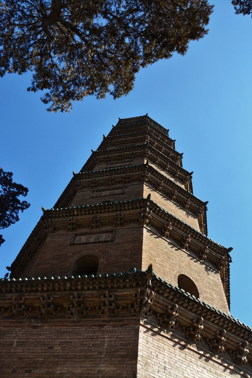 LOW ANGLE VIEW OF A BUILDING AGAINST SKY