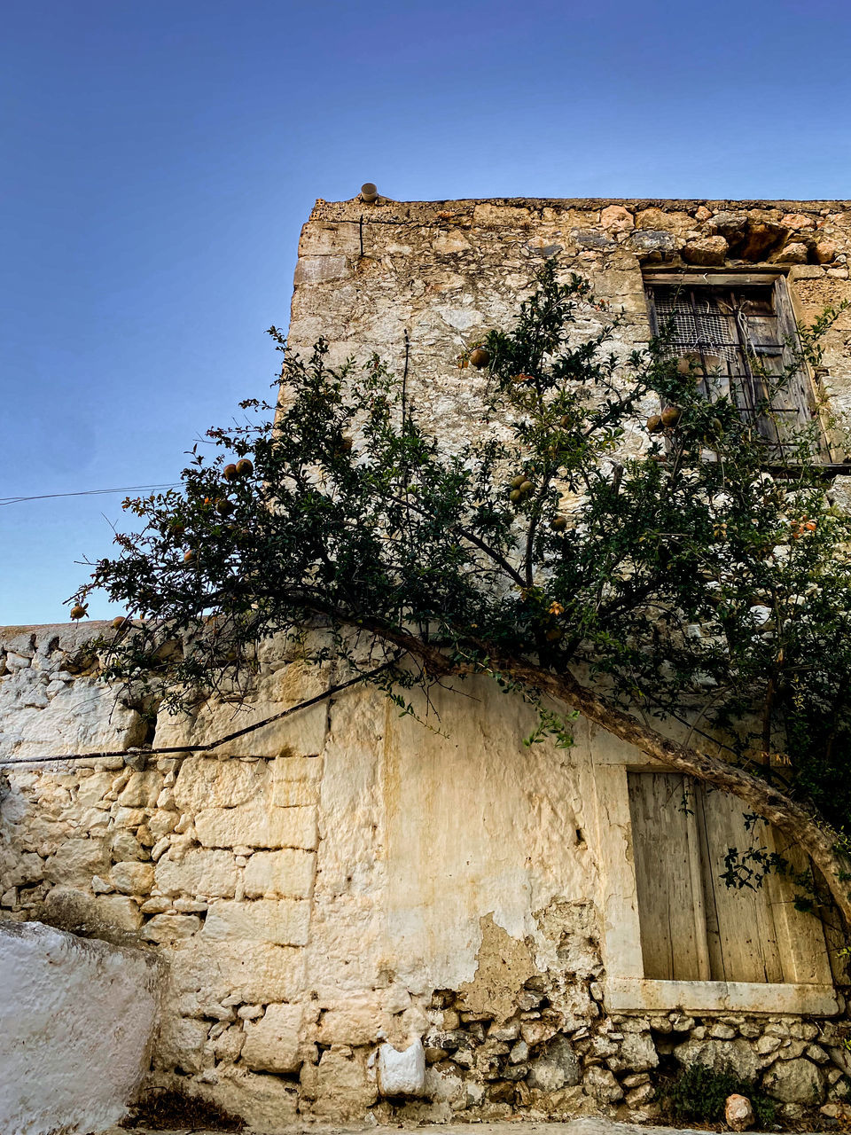 LOW ANGLE VIEW OF ABANDONED BUILDING AGAINST SKY