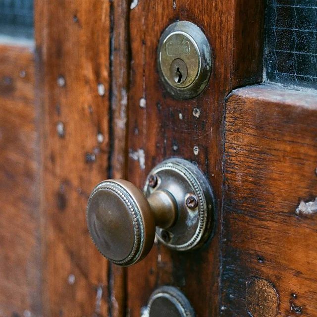 CLOSE-UP OF RUSTY METALLIC DOOR