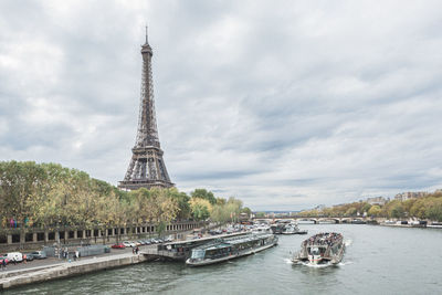 La tour eiffel vue de la passerelle debilly