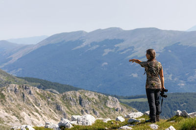 From the top you can see an expanse of mountain peaks that get lost on the horizon