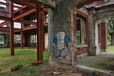 Graffiti on abandoned building