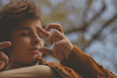 Close-up of hand holding leaf