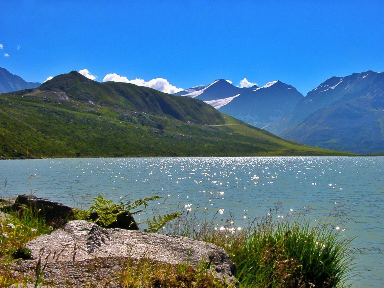 SCENIC VIEW OF LAKE AND MOUNTAINS AGAINST BLUE SKY