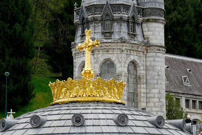 Statue of historic building