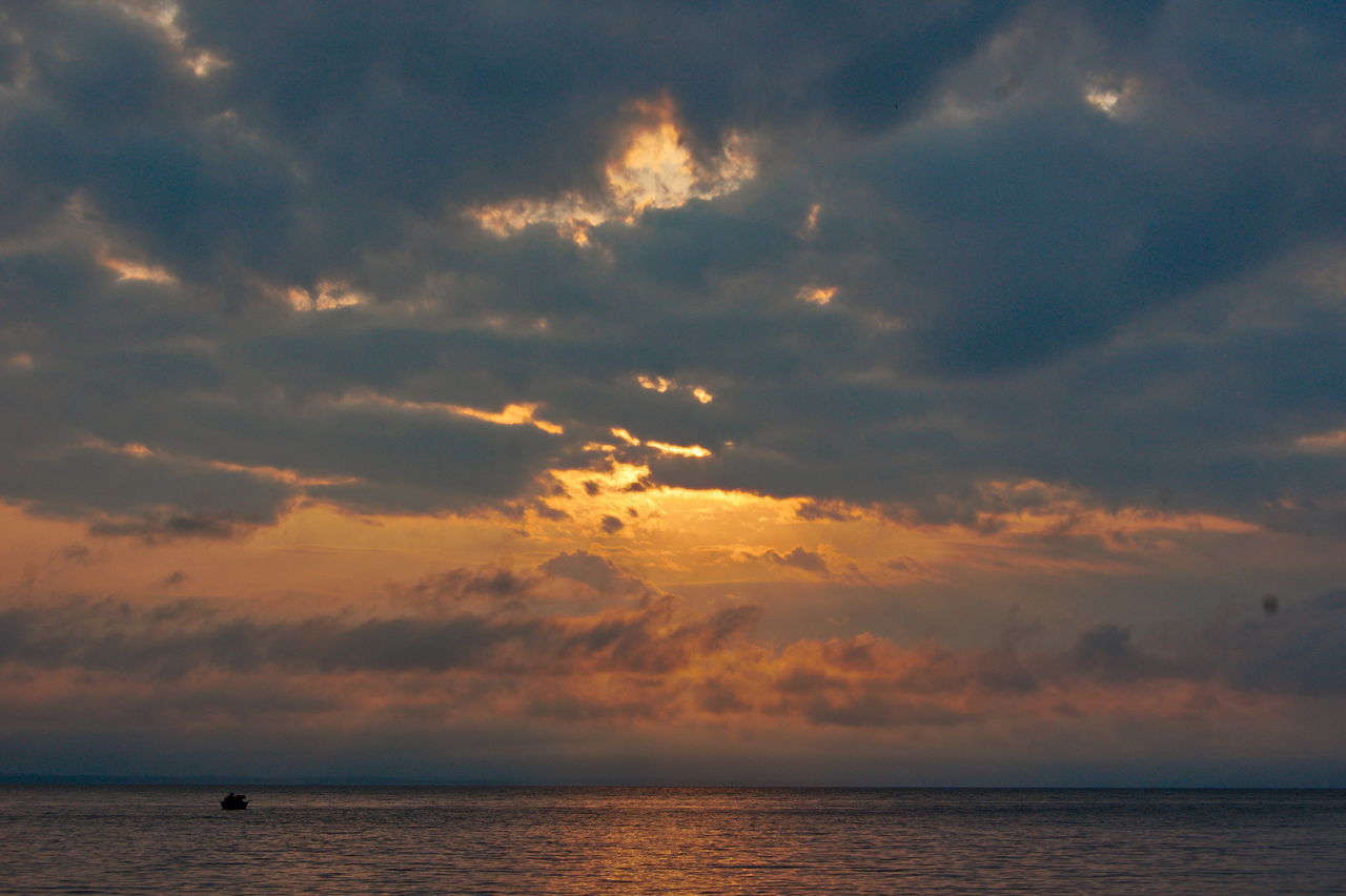 SCENIC VIEW OF DRAMATIC SKY OVER SEA