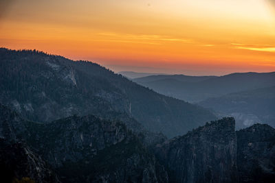 The sun sets over the mountains of yosemite