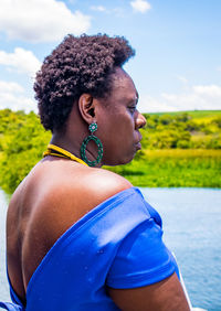 Close-up of mid adult woman woman looking away standing outdoors