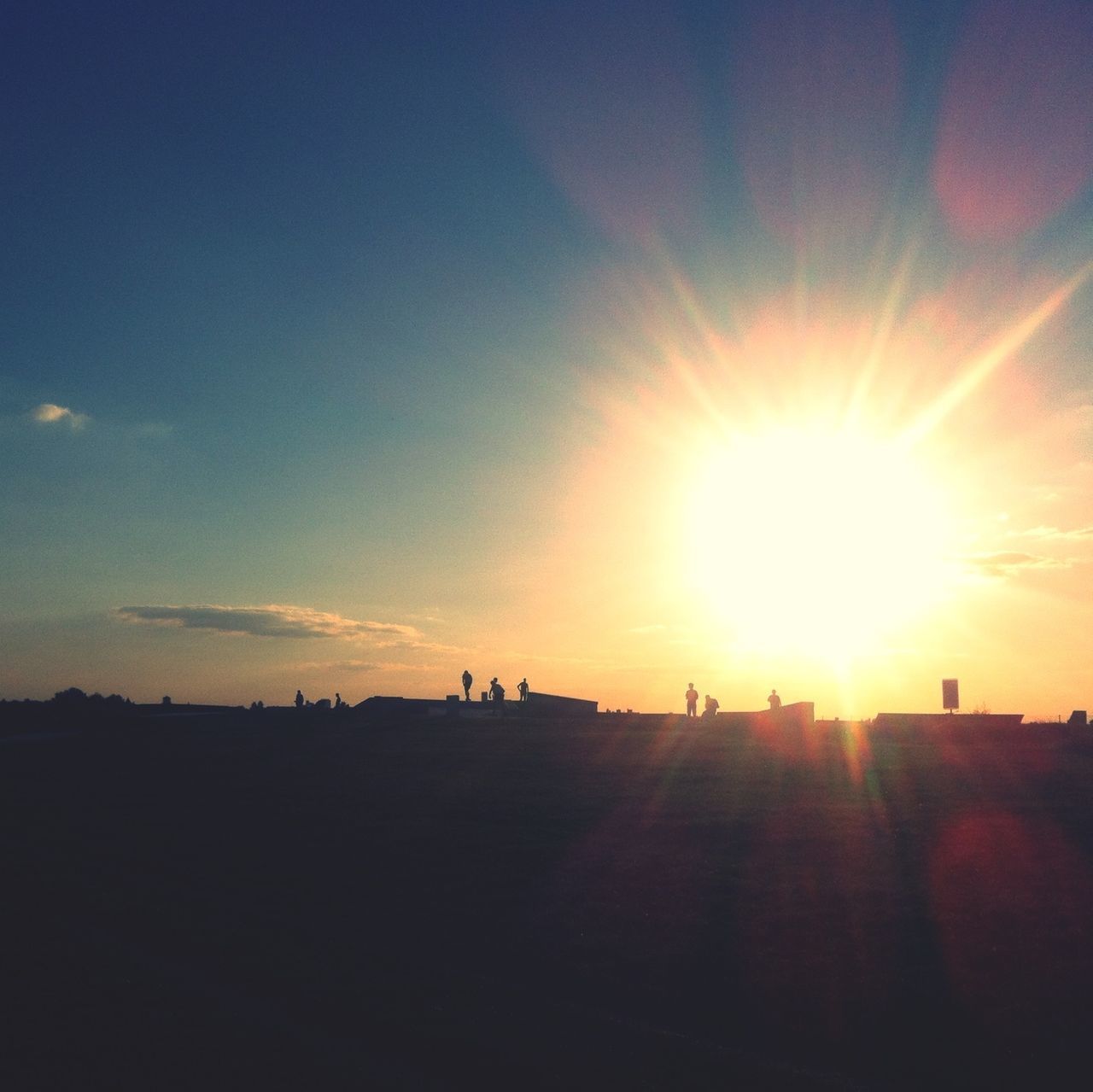 sun, sunset, silhouette, sunbeam, sunlight, lens flare, sky, scenics, tranquil scene, beauty in nature, tranquility, nature, landscape, orange color, bright, outdoors, idyllic, copy space, back lit