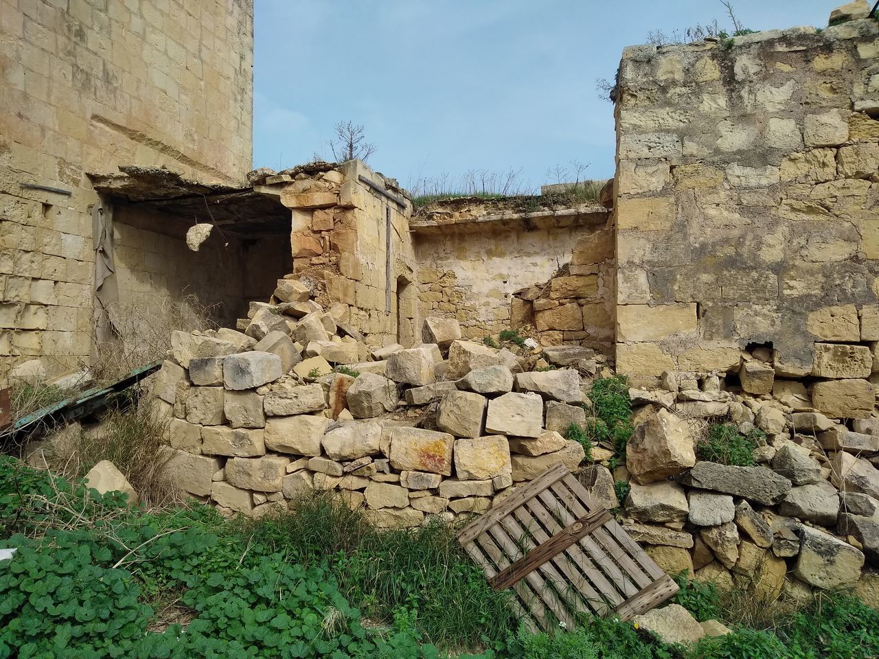 VIEW OF OLD RUIN BUILDING AGAINST SKY