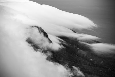 Clouds rolling over table mountain in cape town, southafica. this fenomenon is called tablecloth.