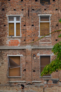 Abandoned house with brick facades and closed windows. casalmaggiore, lombardia, italia