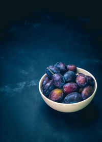 Close-up of grapes in bowl