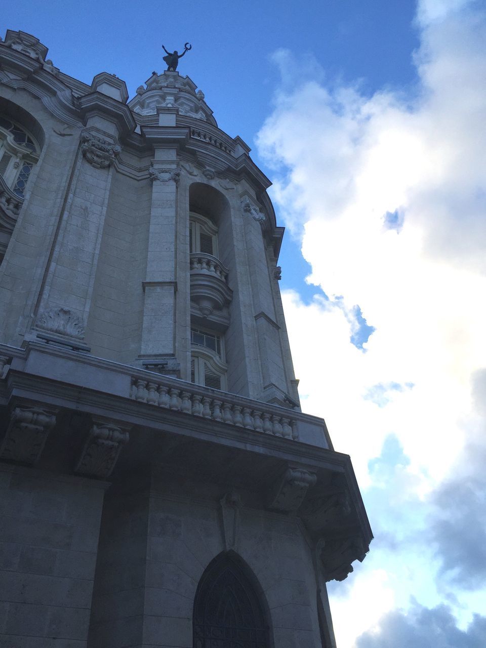 LOW ANGLE VIEW OF HISTORIC BUILDING AGAINST SKY