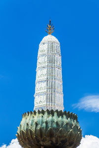 Close-up of lizard against clear blue sky