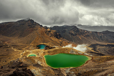 Colourful lake near the tongariro alpine crossing in new zealand