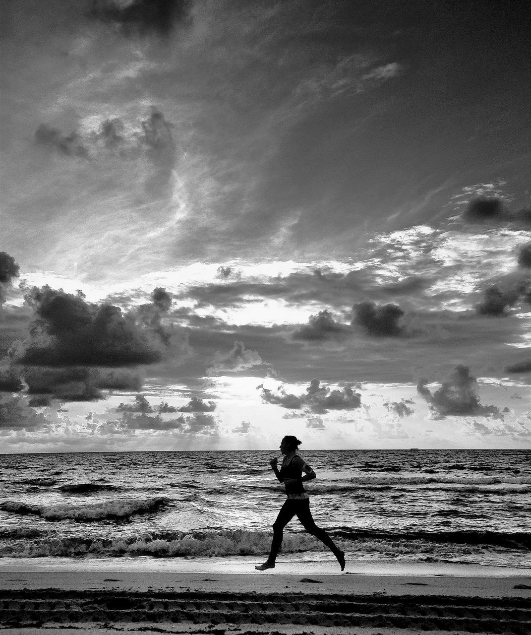 sea, beach, water, horizon over water, shore, full length, leisure activity, sand, lifestyles, wave, sky, vacations, scenics, beauty in nature, tranquil scene, tranquility, nature, surf