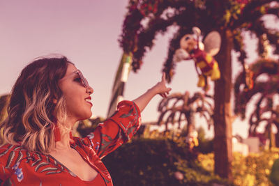 Portrait of a smiling young woman outdoors