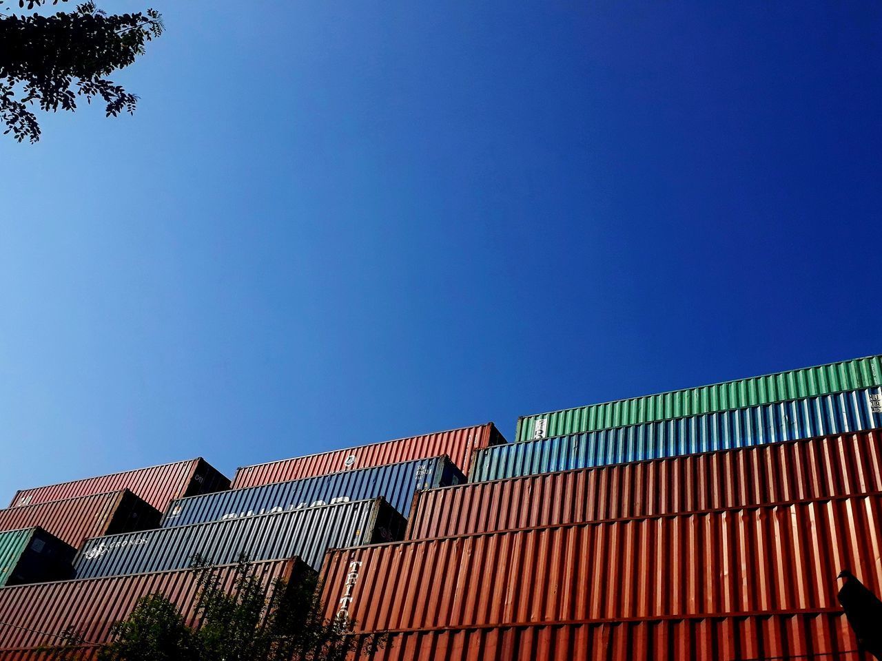 LOW ANGLE VIEW OF MODERN BUILDING AGAINST CLEAR BLUE SKY