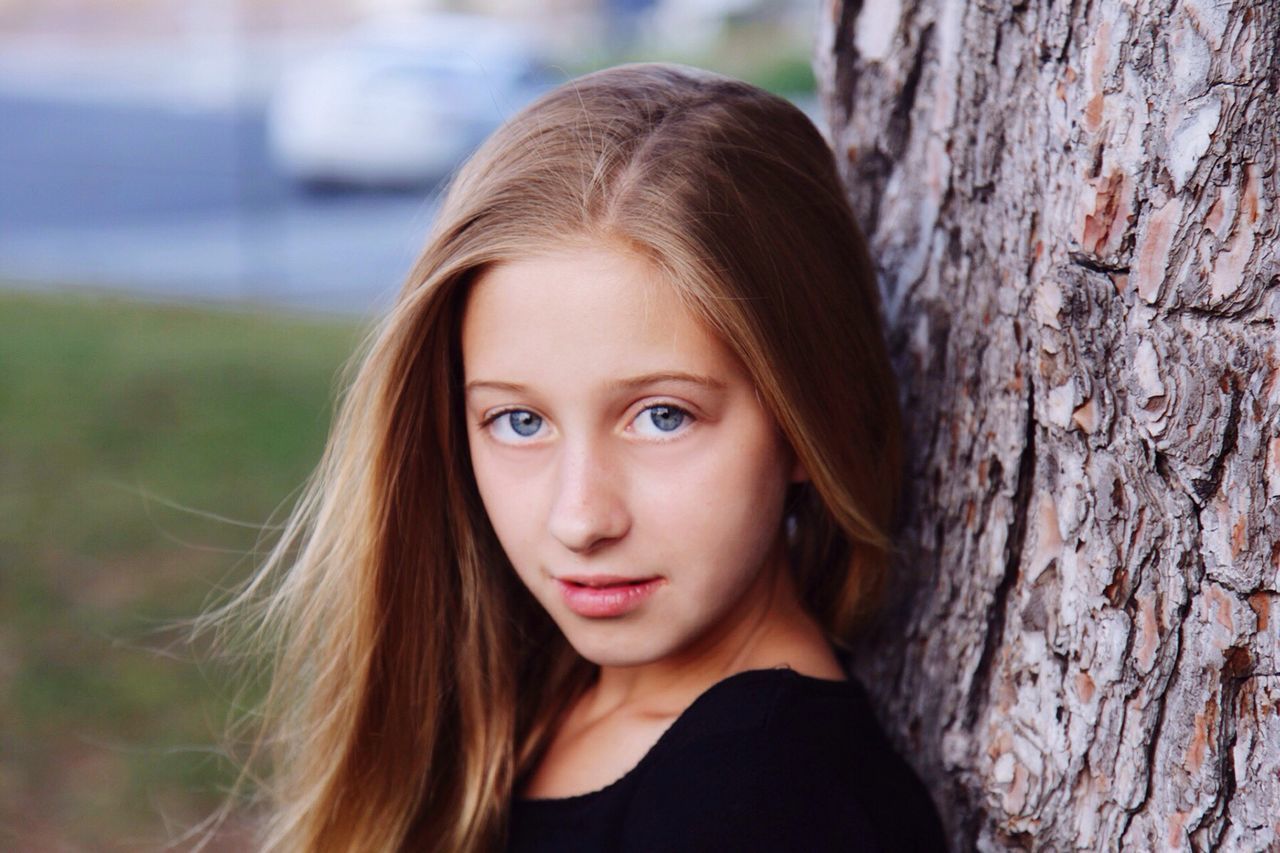 young women, long hair, young adult, person, portrait, looking at camera, headshot, lifestyles, front view, focus on foreground, leisure activity, brown hair, smiling, close-up, black hair, beauty, medium-length hair