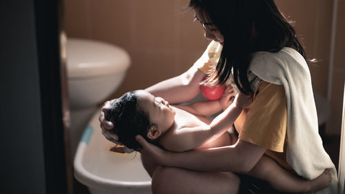 Mother bathing girl