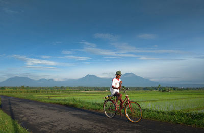 Farmers go to the rice fields by bicycle in the morning.