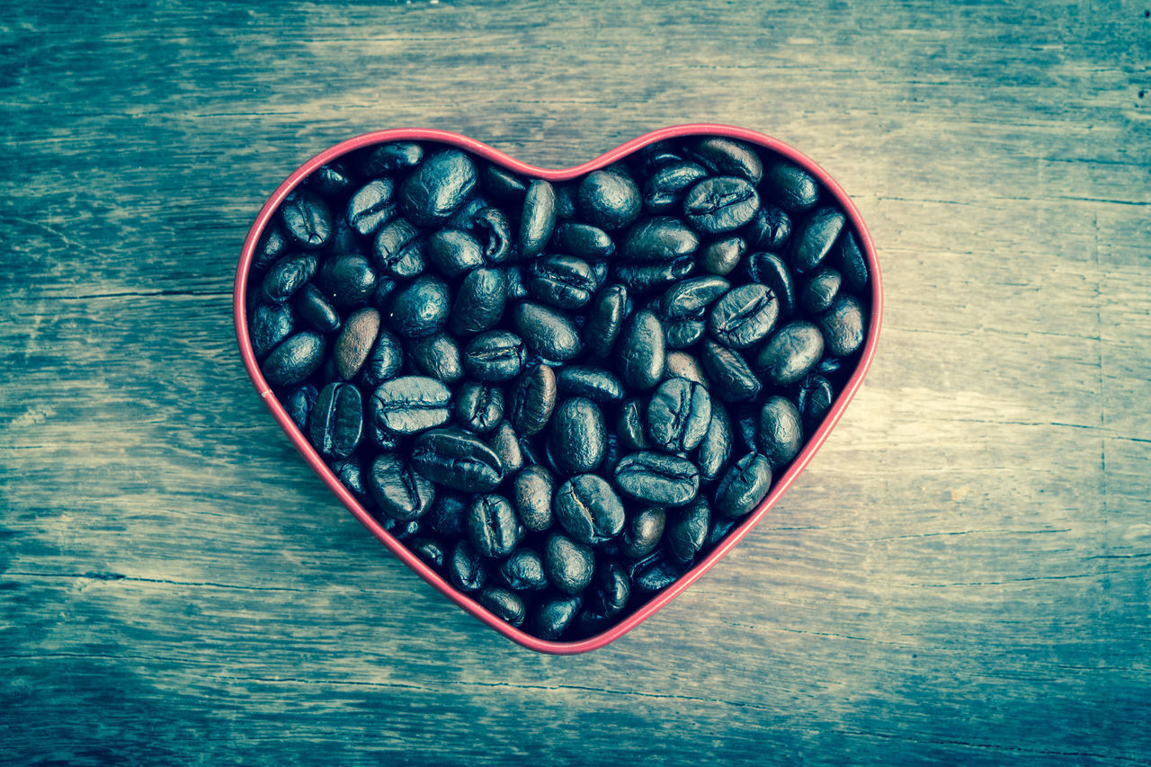 DIRECTLY ABOVE SHOT OF COFFEE BEANS IN BOWL ON TABLE