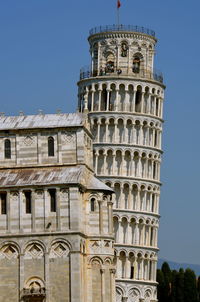 Leaning tower of pisa against clear sky