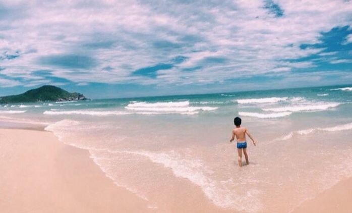 sea, beach, horizon over water, water, shore, leisure activity, lifestyles, full length, sand, sky, vacations, childhood, wave, beauty in nature, boys, rear view, scenics, nature