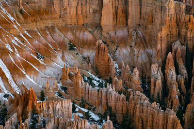 Far away zoom shot of bryce canyon national park of the hoodoos at inspiration point