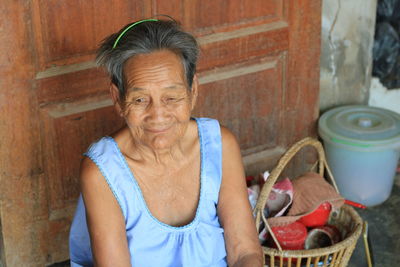 Portrait of a smiling young woman outdoors