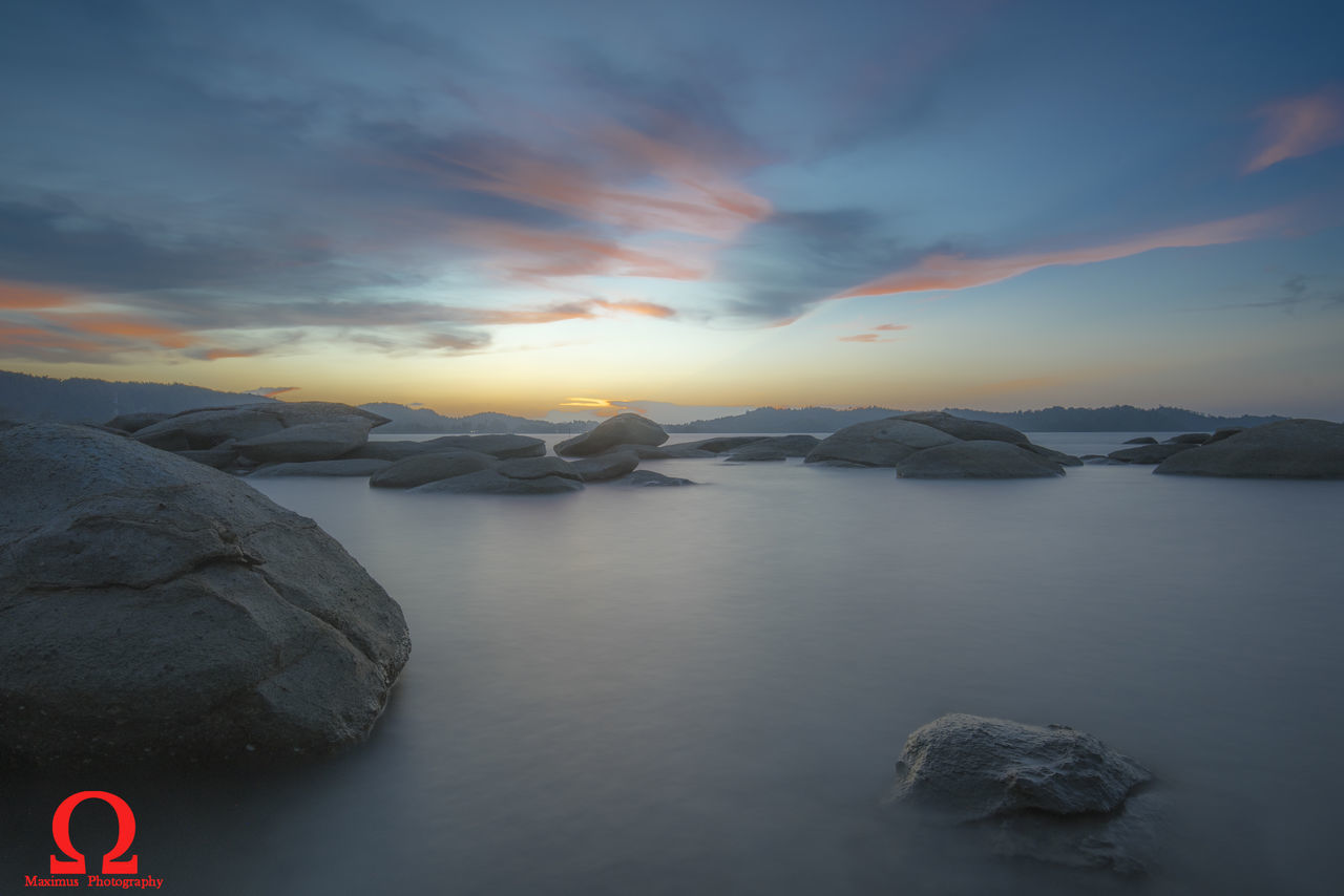 SCENIC VIEW OF SEA AGAINST SKY AT SUNSET