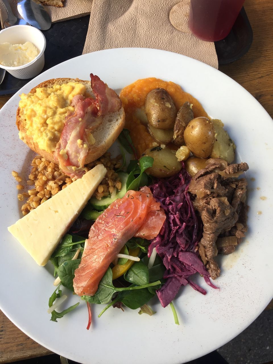 HIGH ANGLE VIEW OF FOOD SERVED IN PLATE