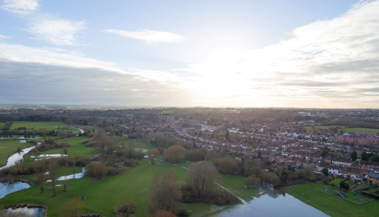 HIGH ANGLE VIEW OF TOWN AGAINST SKY IN CITY