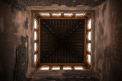 Architectural beauty inside the alhambra, granada, spain. historic moorish craftsmanship.