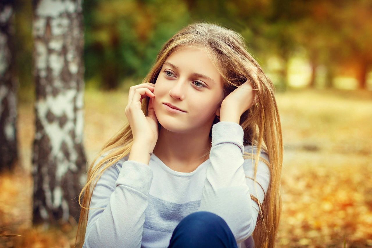 person, focus on foreground, casual clothing, lifestyles, portrait, looking at camera, leisure activity, waist up, young adult, smiling, front view, standing, long hair, young women, happiness, headshot, three quarter length