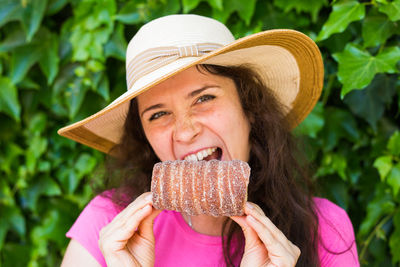 Portrait of a smiling young woman wearing hat