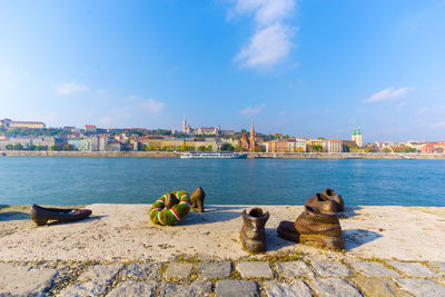 Wreath on historic shoes on the danube bank