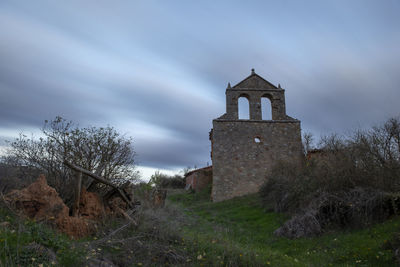 Old ruin building against sky